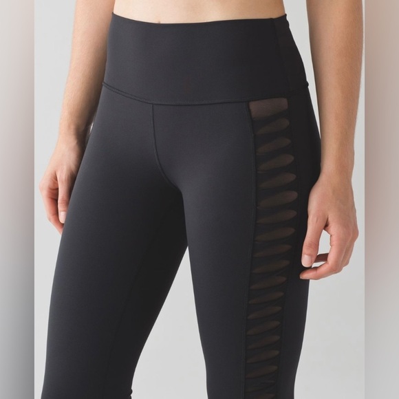 Lululemon Sunshine Salutation crops size 6 side mesh fabric panels - Picture 3 of 7